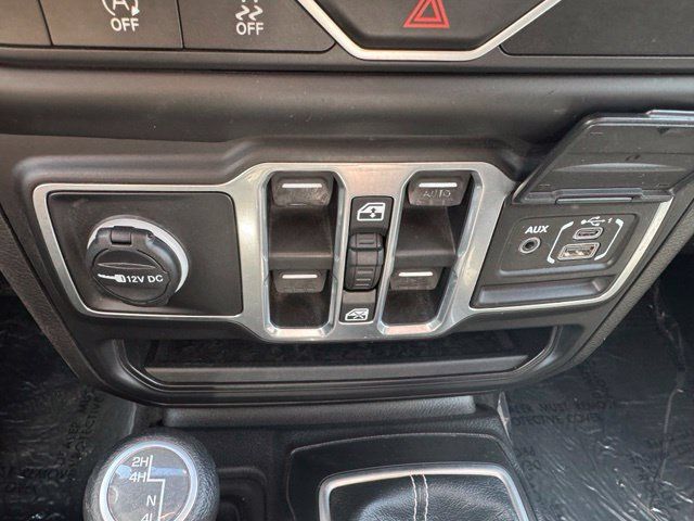 Used 2018 Jeep Wrangler Unlimited Sahara w/ Cold Weather Group AWD/4WD image 19