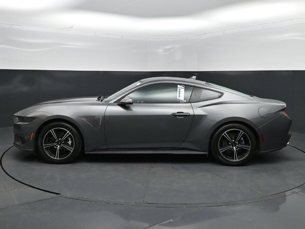 Used 2025 Ford Mustang Coupe RWD image 4