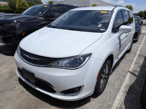Used 2020 Chrysler Pacifica Touring-L Plus w/ Advanced Safetytec Group FWD image 2