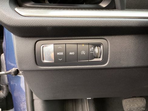 Used 2025 Chevrolet Traverse LT image 33