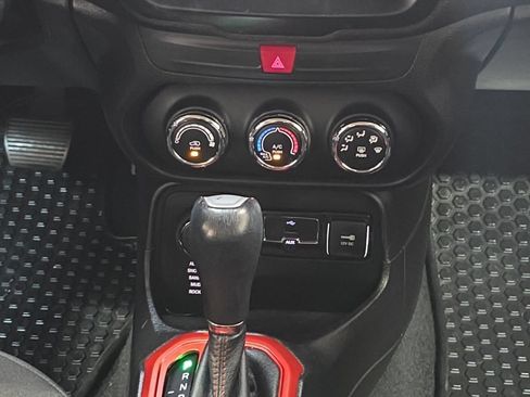 Used 2017 Jeep Renegade Trailhawk AWD/4WD image 22