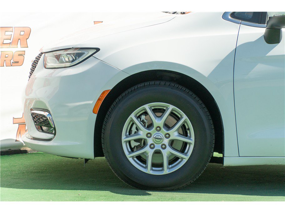 Used 2023 Chrysler Pacifica Touring-L FWD image 26