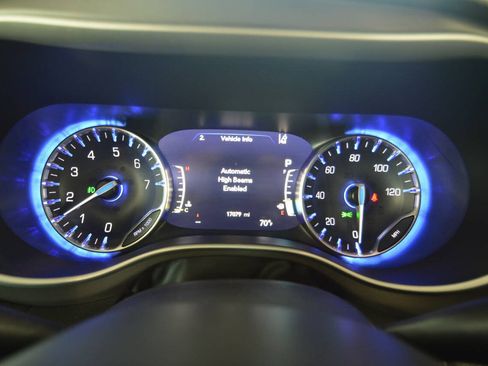 Used 2025 Chrysler Pacifica Select AWD/4WD image 35