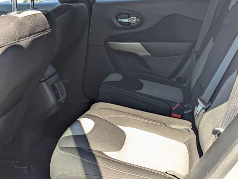 Used 2017 Jeep Cherokee Sport w/ Cold Weather Group FWD image 19