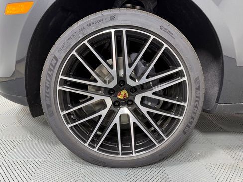 Certified 2026 Porsche Macan image 11