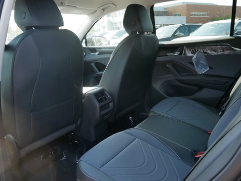 New 2025 Volkswagen Tiguan SE image 7