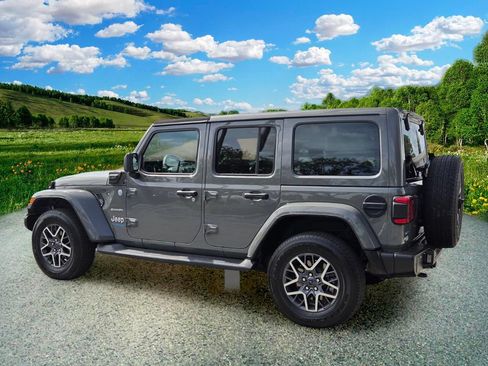 Used 2021 Jeep Wrangler Unlimited Sahara w/ Cold Weather Group AWD/4WD image 4