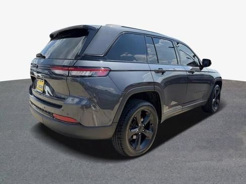 Used 2024 Jeep Grand Cherokee Limited w/ Black Appearance Package AWD/4WD image 4