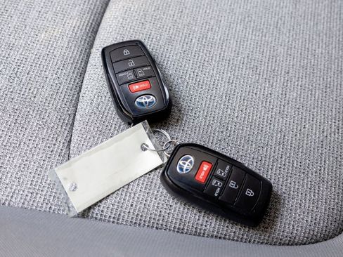 Used 2022 Toyota Sienna LE image 28