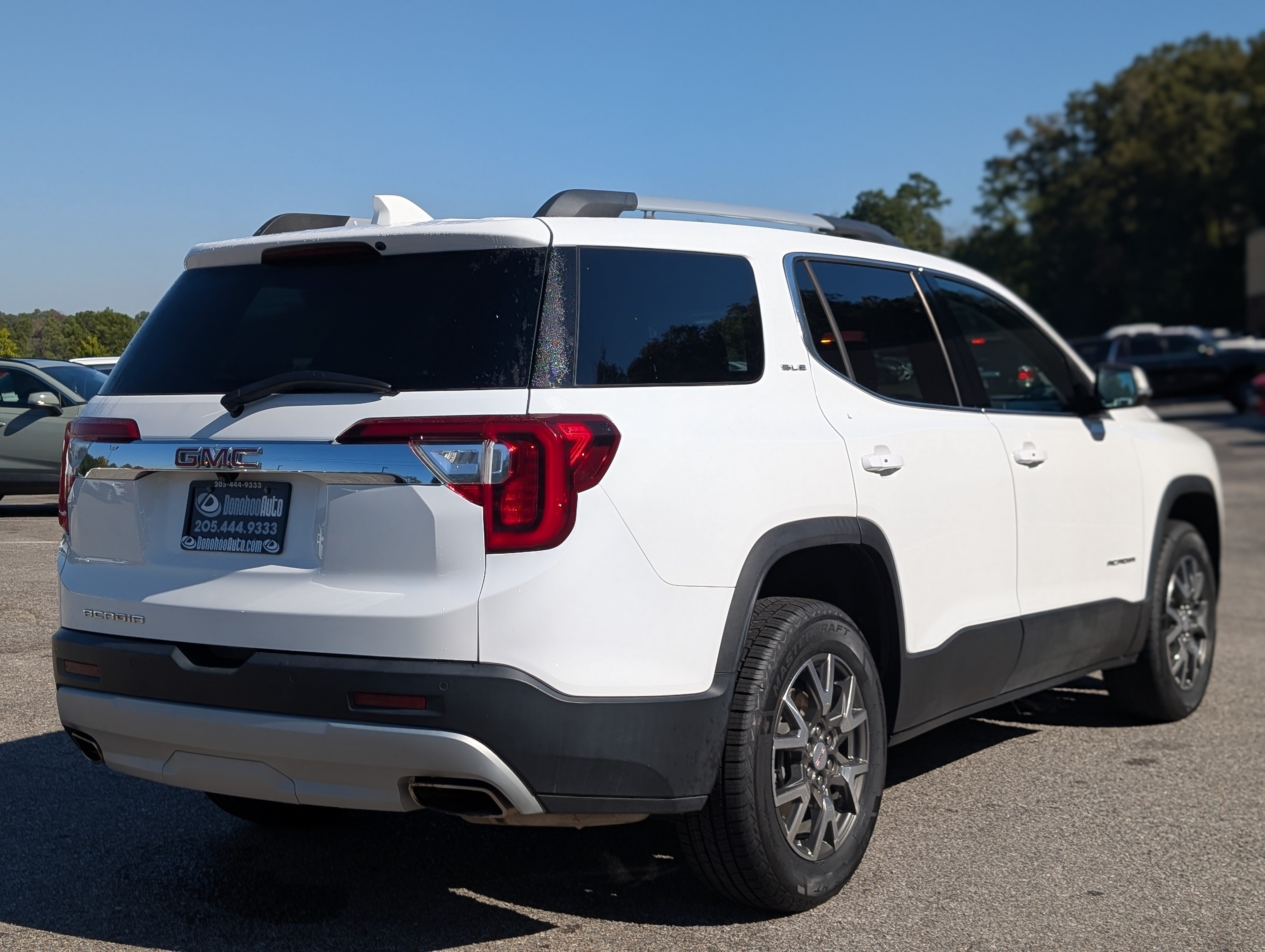 Used 2022 GMC Acadia SLE w/ Driver Convenience Package FWD image 9