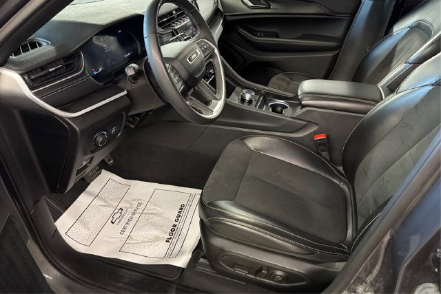 Used 2024 Jeep Grand Cherokee L Altitude AWD/4WD image 9