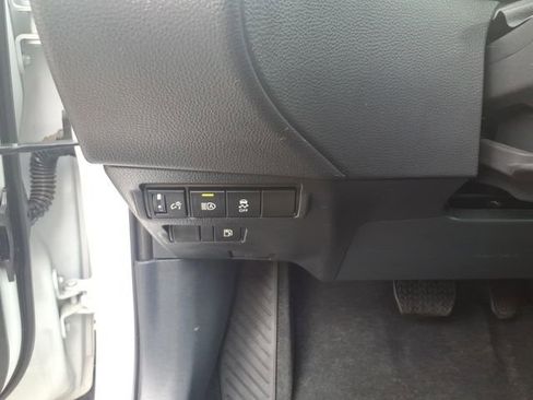Used 2024 Toyota Corolla Cross AWD Hybrid w/ Moonroof Package image 4