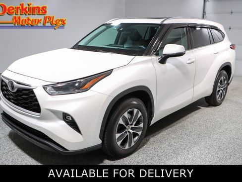 Used 2021 Toyota Highlander XLE image 1