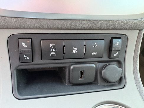 Used 2015 GMC Acadia SLE FWD image 17
