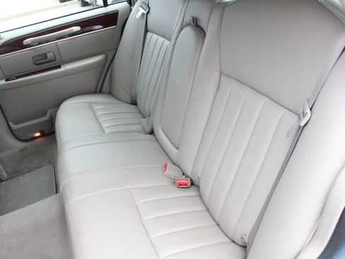 Used 2003 Lincoln Town Car Signature image 17