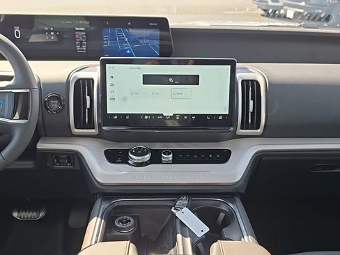 New 2025 Ford Expedition Active image 18