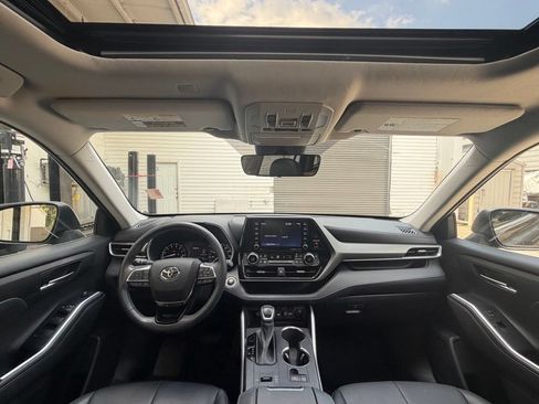 Used 2021 Toyota Highlander XLE FWD image 9