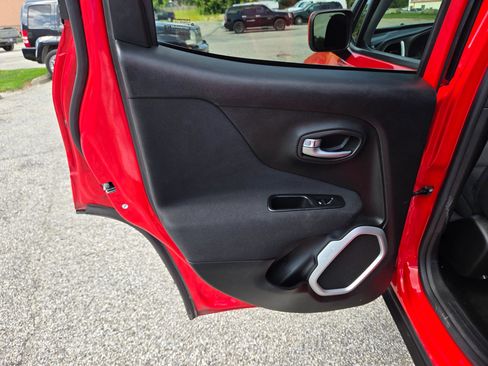 Used 2018 Jeep Renegade Latitude w/ Cold Weather Group AWD/4WD image 16