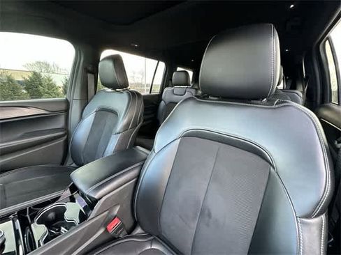 Used 2023 Jeep Grand Cherokee L Laredo image 17