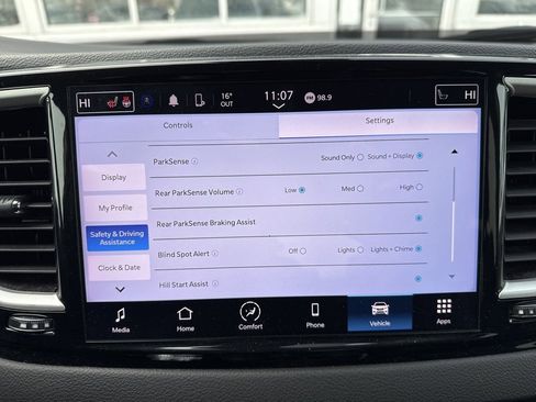 Used 2024 Chrysler Pacifica Touring-L image 14