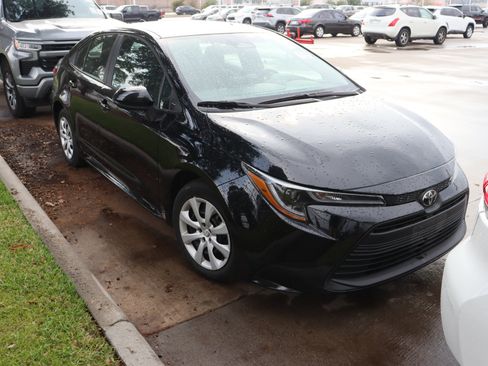 Used 2024 Toyota Corolla LE image 2