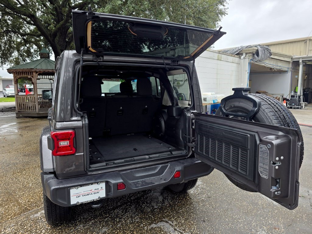 Used 2026 Jeep Wrangler Unlimited Sahara AWD/4WD image 43
