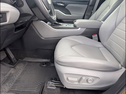 Used 2024 Toyota Highlander XLE AWD/4WD image 9