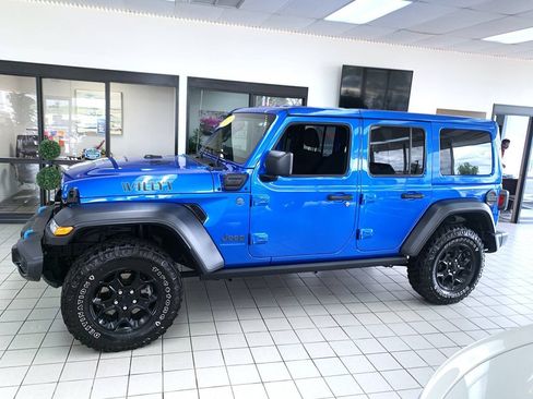 Used 2023 Jeep Wrangler Unlimited w/ Cold Weather Group AWD/4WD image 2