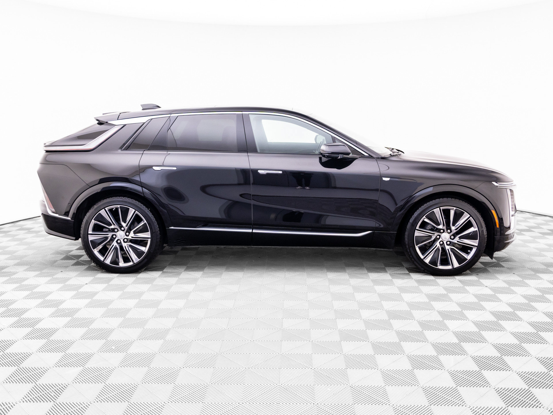 Used 2025 Cadillac Lyriq Luxury w/ LPO, Floor Liner Package AWD/4WD image 6
