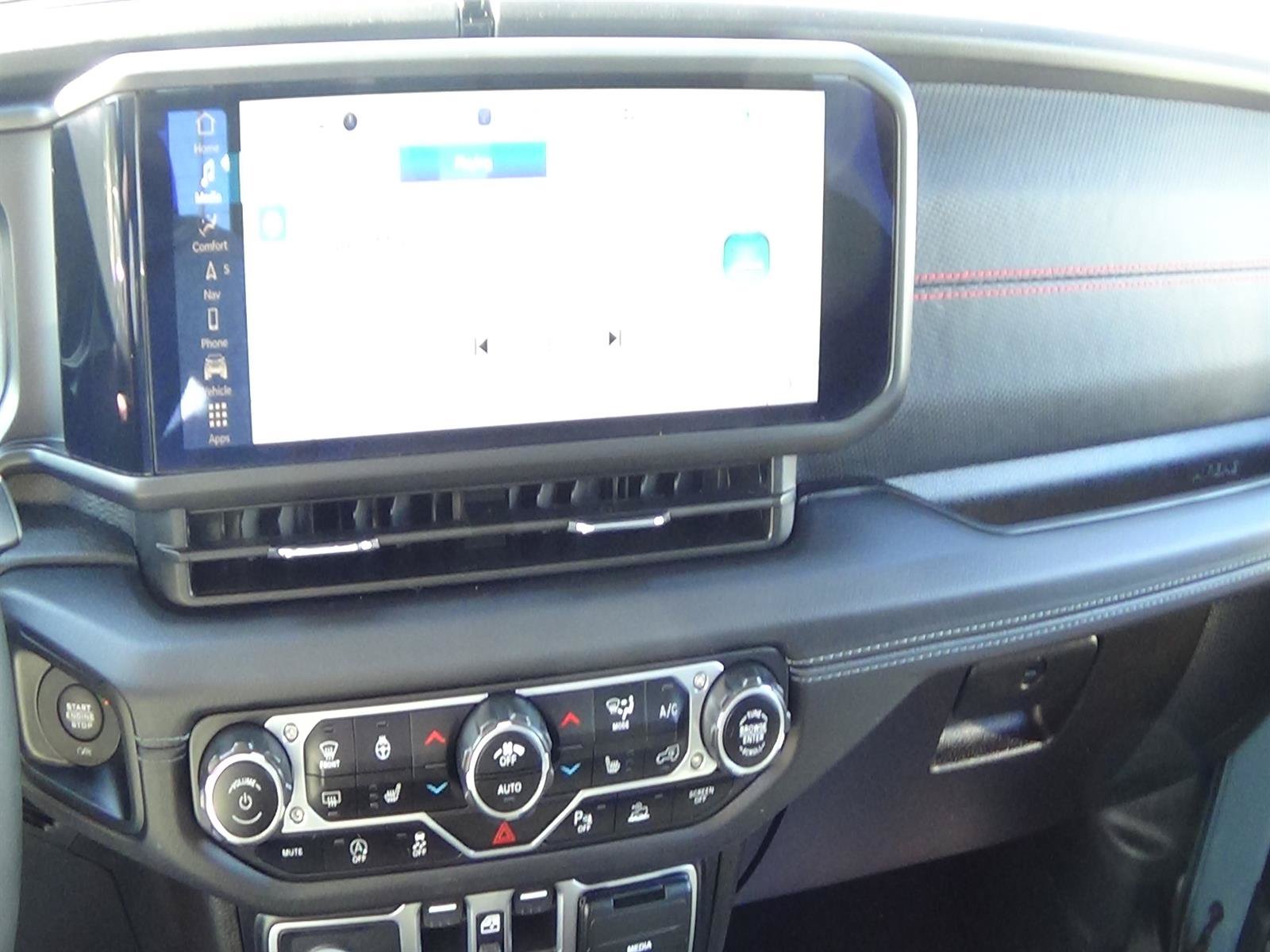 Used 2024 Jeep Gladiator Rubicon w/ Technology Group AWD/4WD image 21