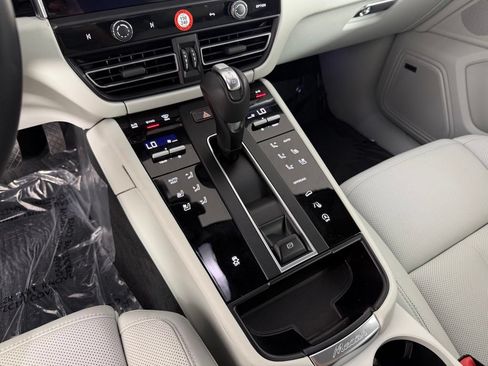 Certified 2026 Porsche Macan AWD/4WD image 24