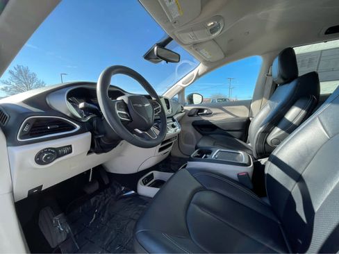 Used 2024 Chrysler Pacifica Touring-L image 10
