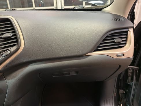 Used 2015 Jeep Cherokee Limited image 23