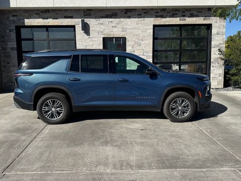 Used 2025 Chevrolet Traverse LT AWD/4WD image 2