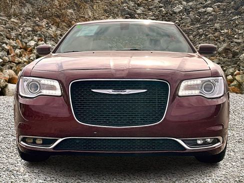 Used 2018 Chrysler 300 Touring L image 3