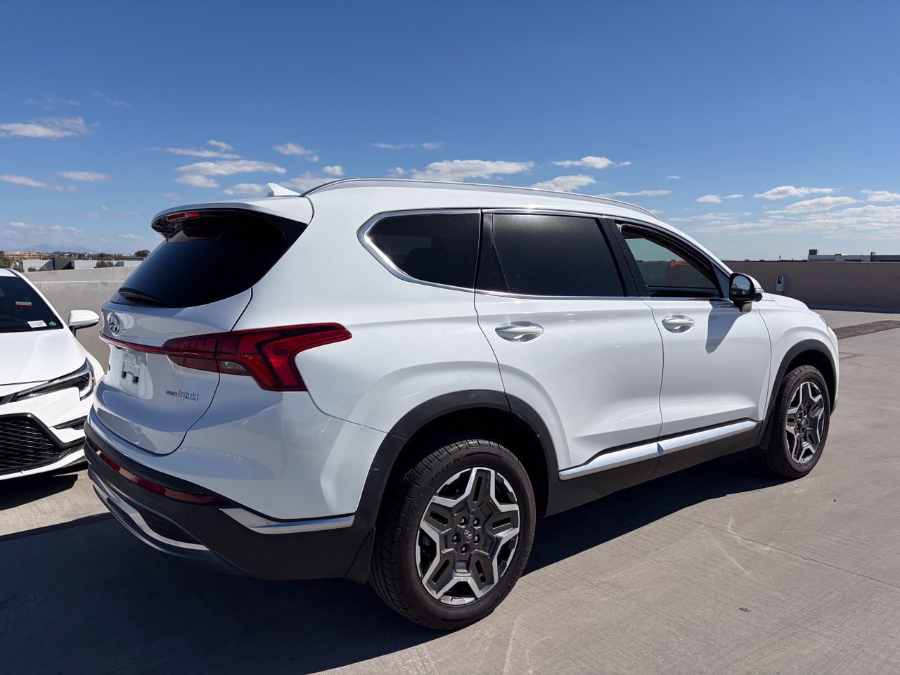 Used 2023 Hyundai Santa Fe Limited AWD/4WD image 2