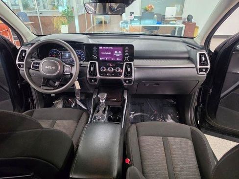 Used 2023 Kia Sorento LX FWD image 9