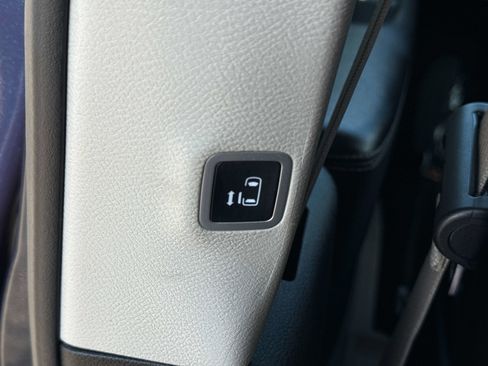 Used 2023 Chrysler Pacifica Touring-L image 15