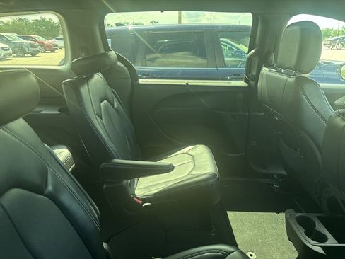 Used 2025 Chrysler Pacifica Select FWD image 11