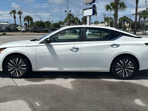 Used 2025 Nissan Altima 2.5 SV FWD image 2