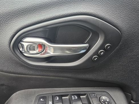 Used 2019 Jeep Cherokee Limited w/ Luxury Group image 21