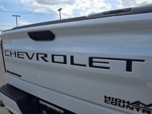 Used 2024 Chevrolet Silverado 1500 High Country w/ Technology Package AWD/4WD image 29