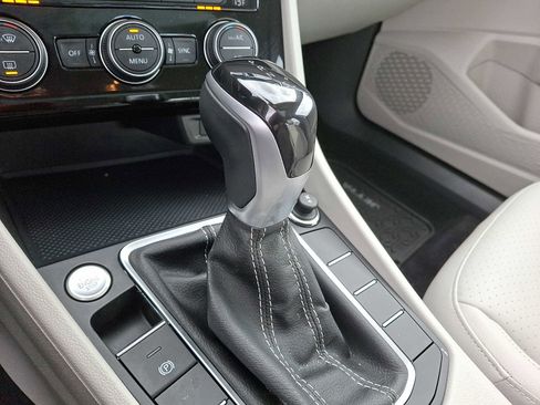 Certified 2023 Volkswagen Jetta SE w/ Panoramic Sunroof Package image 14