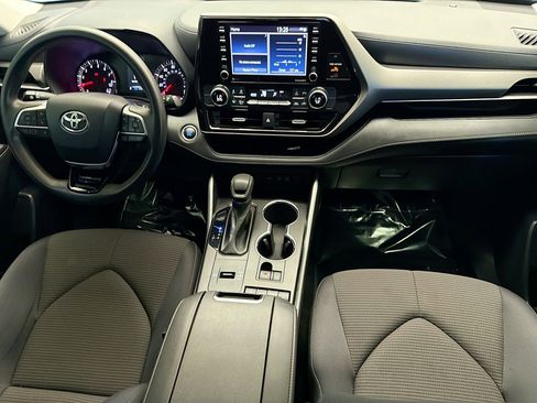 Used 2021 Toyota Highlander L image 12