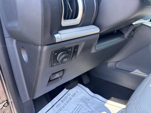 Used 2025 Ford Expedition Active AWD/4WD image 33