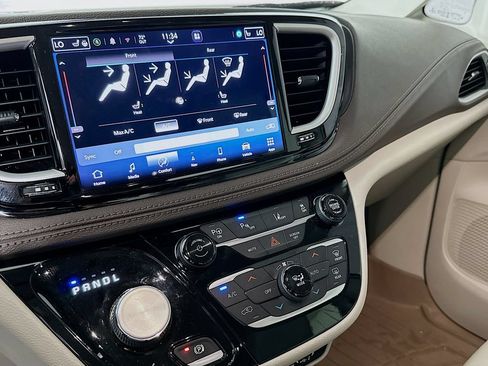Used 2021 Chrysler Pacifica Touring-L FWD image 14