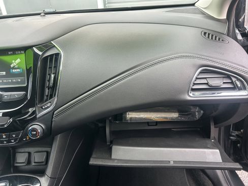 Used 2018 Chevrolet Cruze Premier image 19