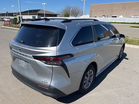 Used 2024 Toyota Sienna LE w/ LE Plus Package image 5