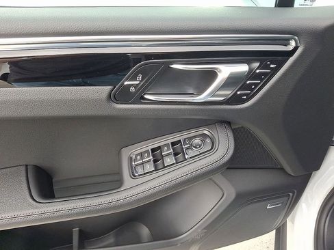 Used 2025 Porsche Macan image 14