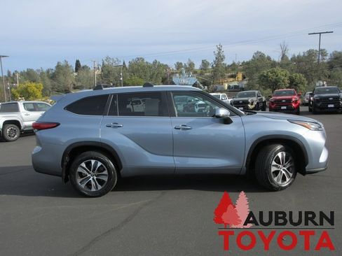 Certified 2023 Toyota Highlander XLE image 3